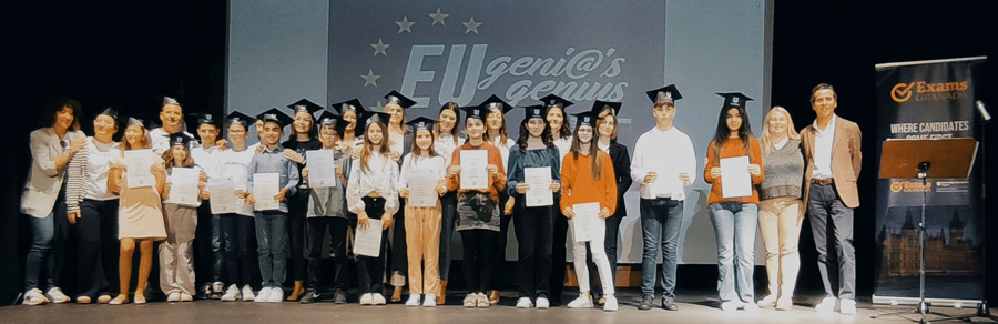 Grupo de alumnos diplomados con Eugenia